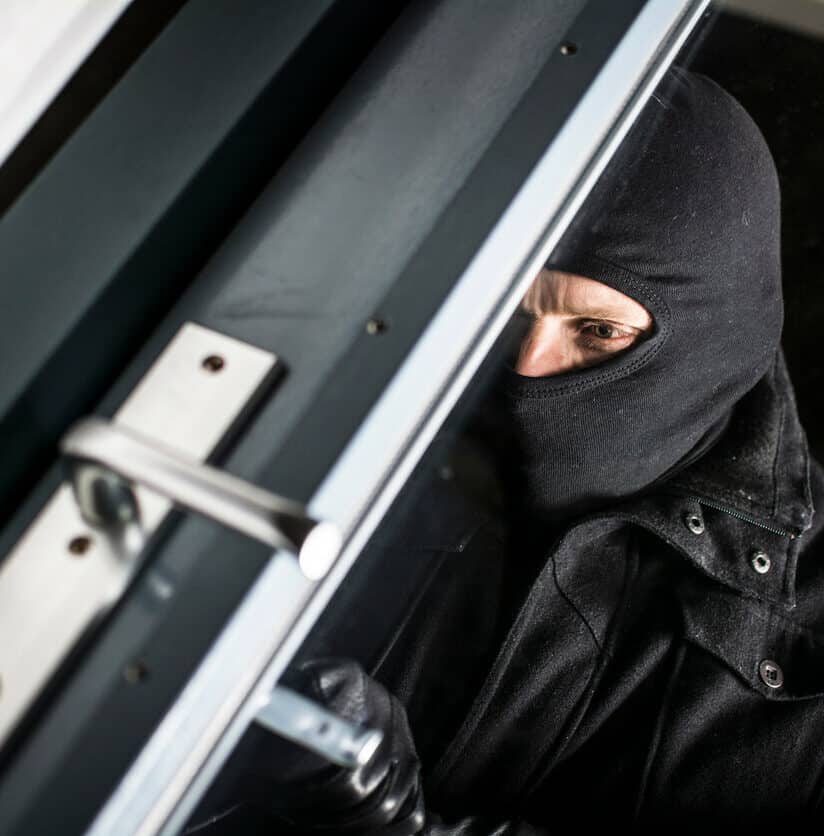 Einbrecher vor Eingangstür